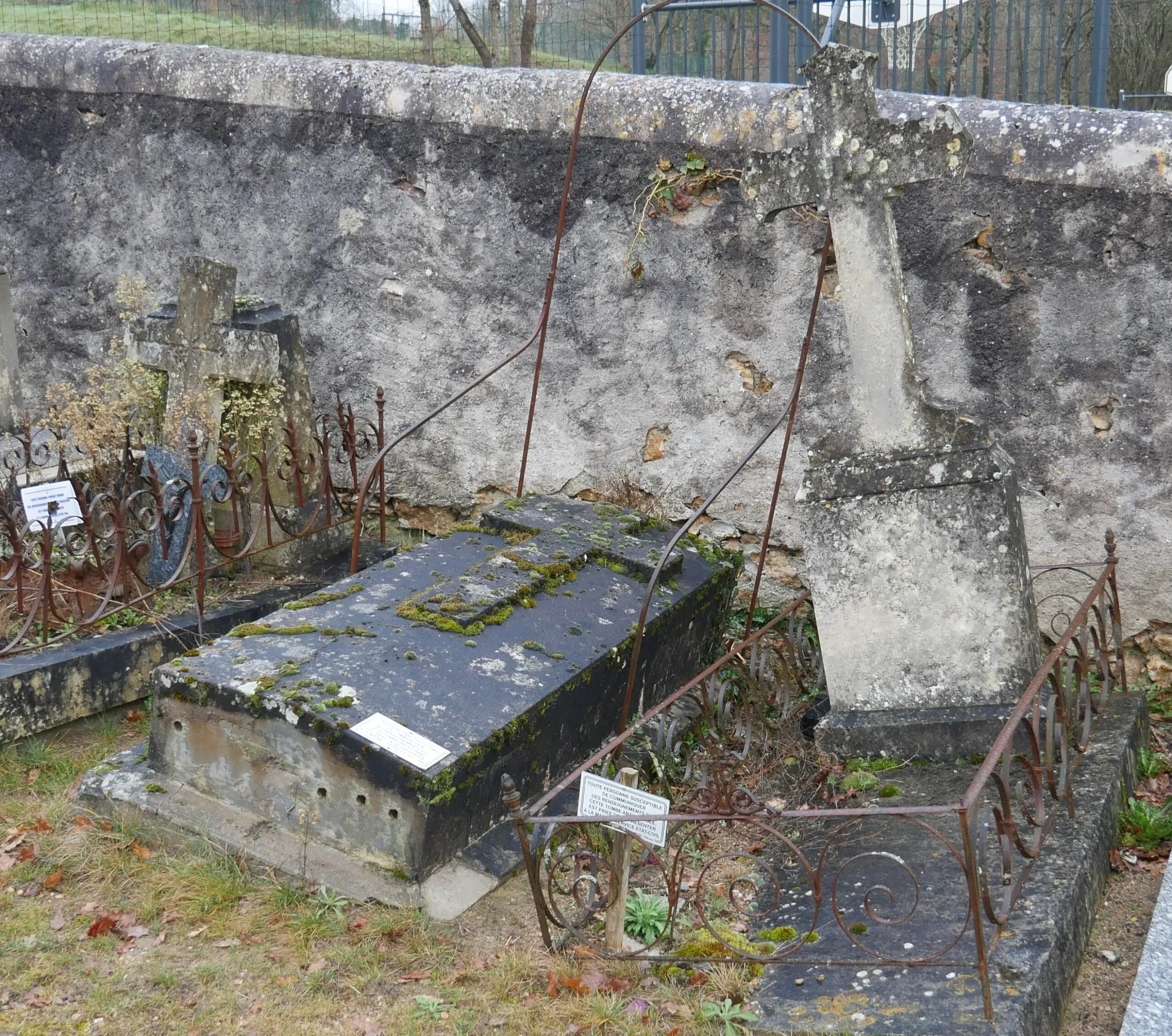 Anciennes tombes en pierre recouvertes de mousse dans un vieux cimetière historique.