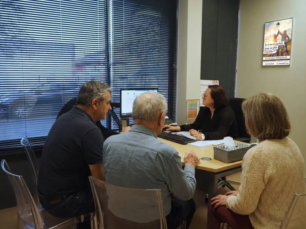 Conseiller funéraire PFI accueillant une famille en rendez-vous dans ses bureaux.