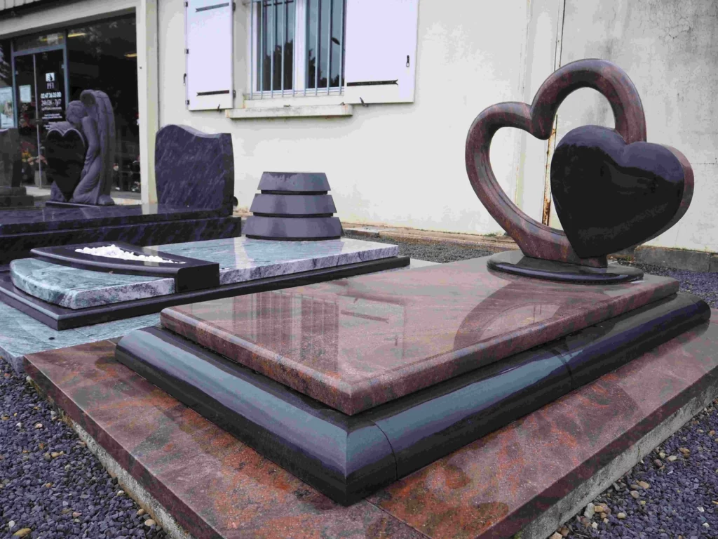 Pierre tombale moderne en granit ornée d'un double cœur gravé.