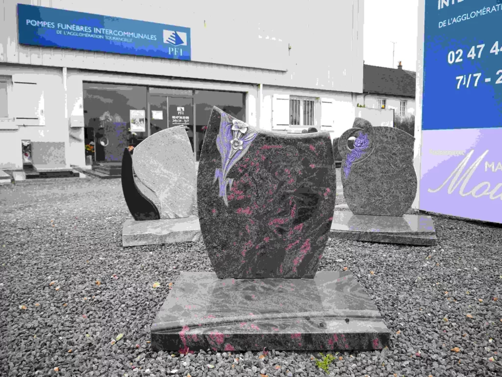 Stèle funéraire gravée en granit moucheté exposée devant l'agence PFI.